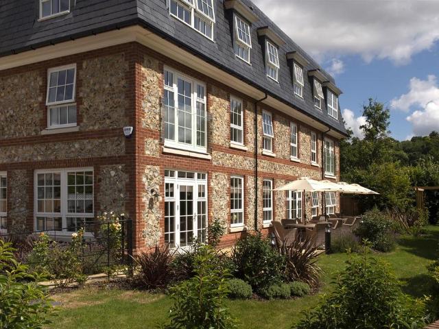 The Cloisters High Street. 2 bed apartment to rent £3,830 pcm £884 pw
