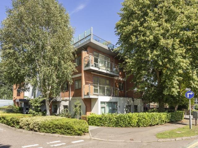 The Cloisters Rickmansworth WD3 1 bed flat to rent £1,550 pcm £358 pw