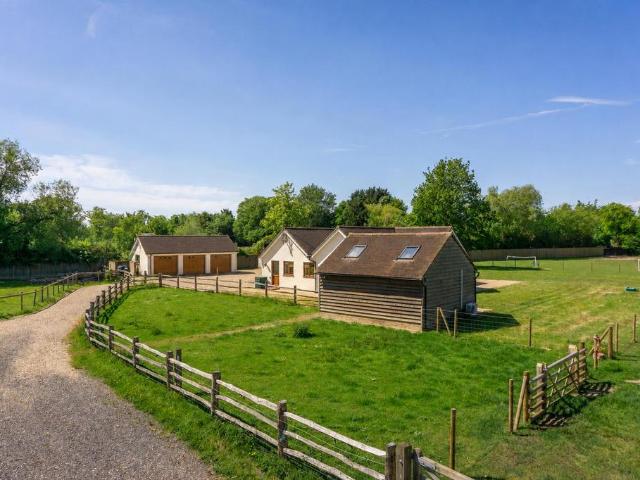 The Close, Horley 3 bed detached bungalow to rent £4,000 pcm £923 pw