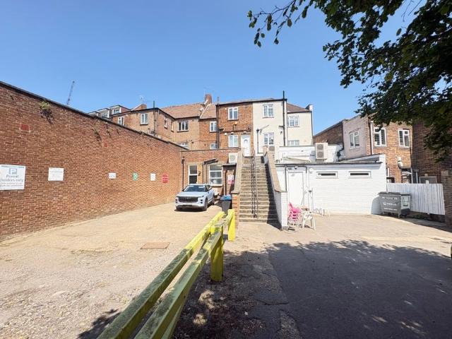 The Close, Russell Hill, Purley CR8, 1 bed flat to rent, £1,200 pcm | PrimeLocation