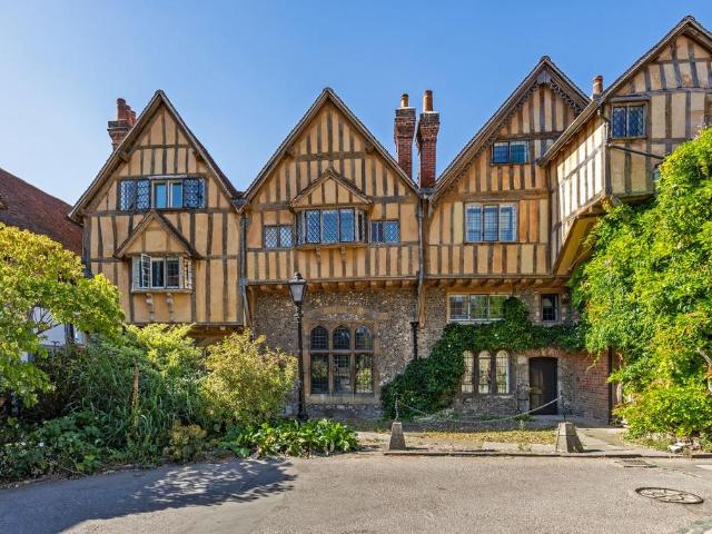 The Close, Winchester, SO23 5 bed terraced house to rent £6,500 pcm £1,500 pw