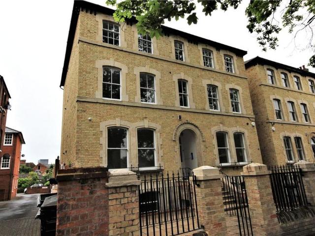 The Crescent, Bedford MK40 2 bed flat to rent £1,100 pcm £254 pw