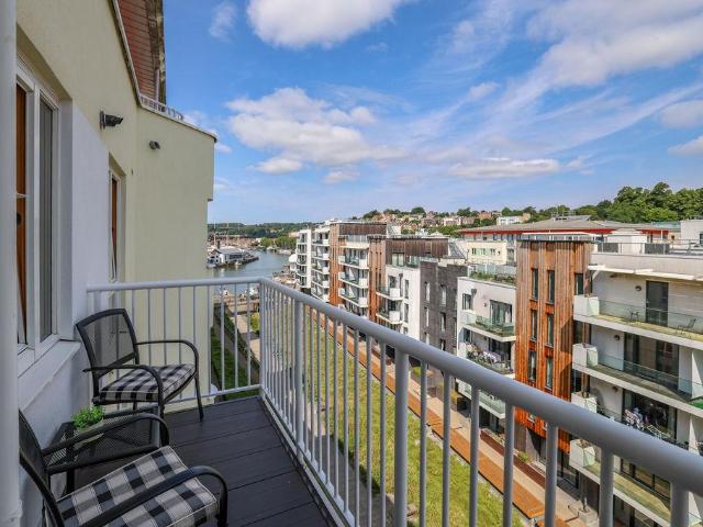 The Crescent, Bristol, BS1 2 bed apartment to rent £1,975 pcm £456 pw