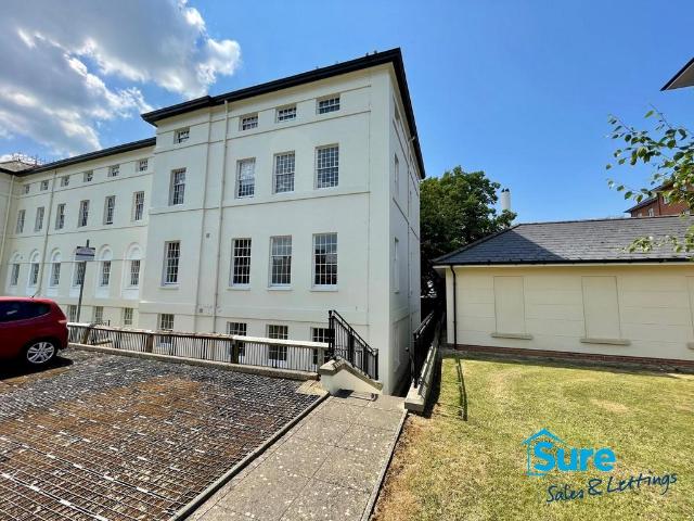 The Crescent, GL1 2 bed flat to rent £1,200 pcm £277 pw