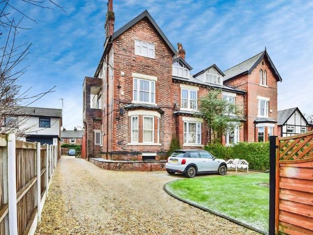 The Crescent, Greater Manchester SK3 2 bed apartment to rent £1,250 pcm £288 pw