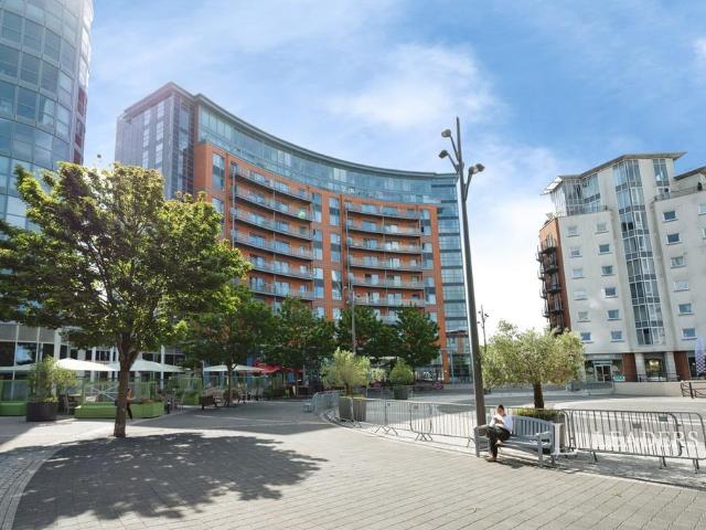 The Crescent, Gunwharf Quays. 2 bed flat to rent £1,700 pcm £392 pw