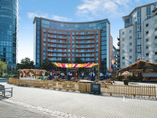 The Crescent, Gunwharf Quays, PO1 2 bed flat to rent £1,700 pcm £392 pw