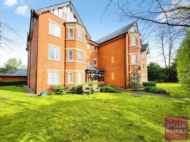 The Crescent, Davenport, Stockport, SK3 2 bed flat to rent £1,425 pcm £329 pw