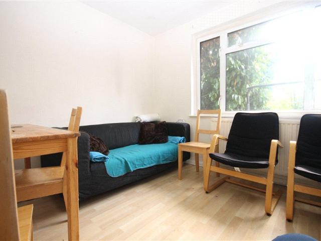 The Crescent, Egham, Surrey, TW20 1 bed semi detached house to rent £650 pcm £150 pw