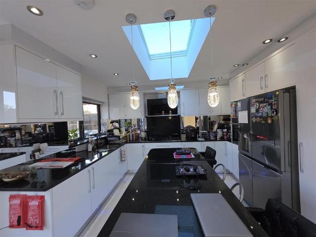 The Crescent, Harrow 1 bed in a house share to rent £1,101 pcm £254 pw