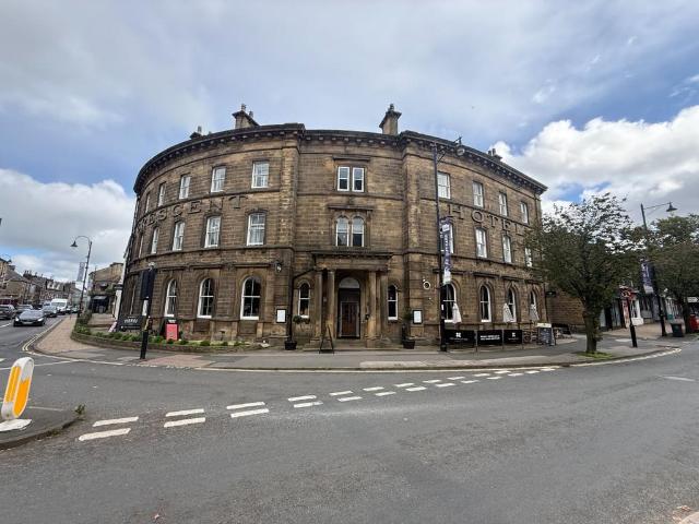 The Crescent, Ilkley, LS29 1 bed apartment to rent £700 pcm £162 pw