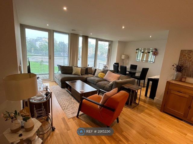 The Crescent, London SE8, 3 bed flat to rent, £2,700 pcm | PrimeLocation