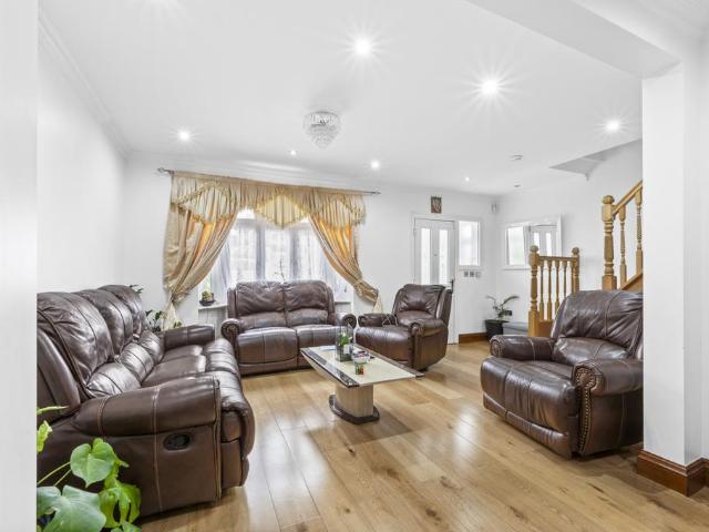 The Crescent, New Malden KT3 4 bed terraced house to rent £3,000 pcm £692 pw