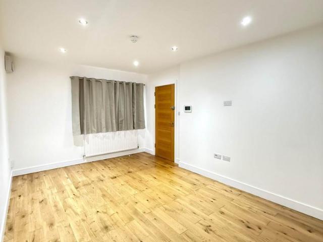 The Crescent, Slough 1 bed flat to rent £1,195 pcm £276 pw