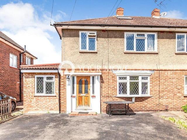The Crescent, Surrey TW20 8 bed semi detached house to rent £4,000 pcm £923 pw