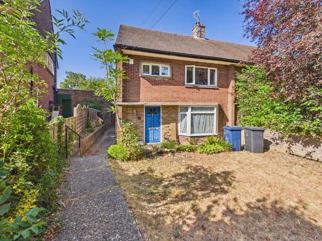 The Crescent, Princes Risborough. 3 bed semi detached house to rent £1,800 pcm £415 pw