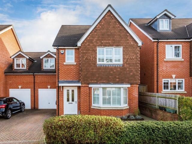 The Croft, Ash Green, Aldershot. 4 bed semi detached house to rent £2,650 pcm £612 pw