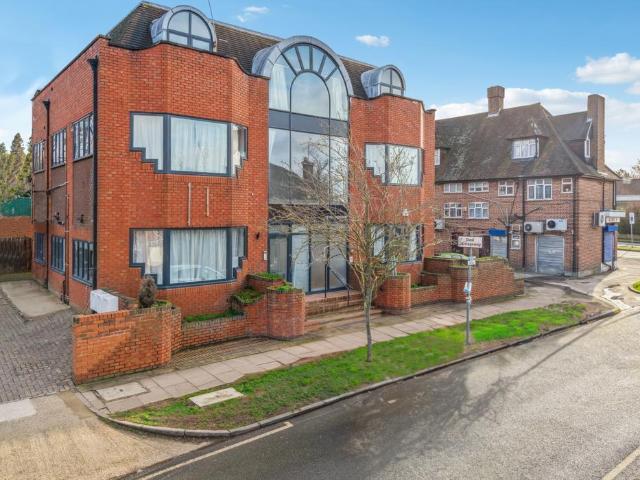 The Crossway, Uxbridge UB10 1 bed flat to rent £1,350 pcm £312 pw