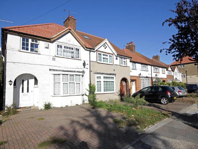 The Crossways, Hounslow, TW5 4 bed semi detached house to rent £2,450 pcm £565 pw