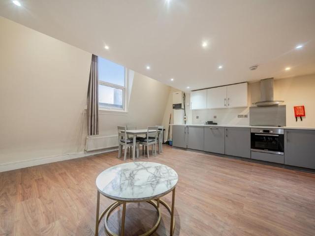 The Cut, Waterloo, SE1 3 bed apartment to rent £3,850 pcm £888 pw