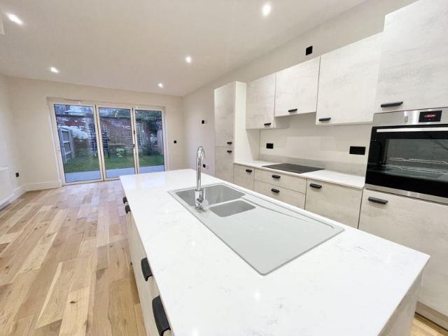 THE CURVE, WELHOLME AVENUE, GRIMSBY 4 bed semi detached house to rent £1,395 pcm £322 pw