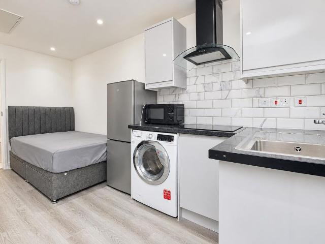 The Annex B, Kirkstall Place, Oldbrook, Milton Keynes MK6, Studio to rent, £950 pcm | PrimeLocation