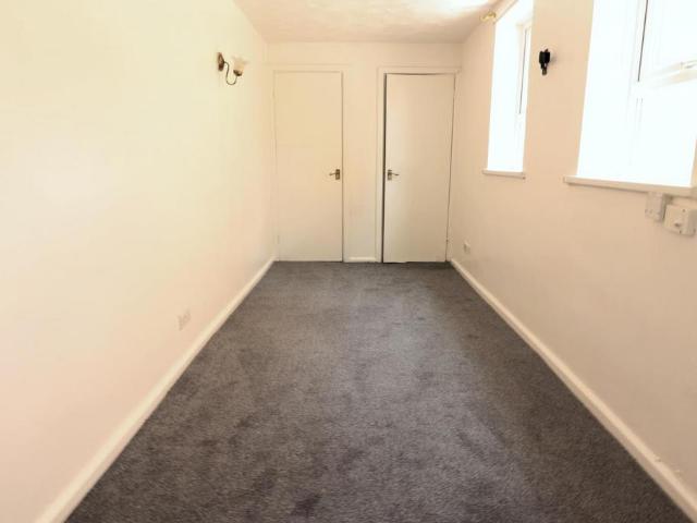 The Acorns, 114 116 Old Bedford Road. 1 bed flat to rent £700 pcm £162 pw