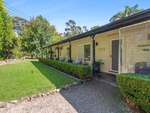 The Acreage Dream: 28 Beautiful Acres with Gardens, Paddocks & Space to Grow