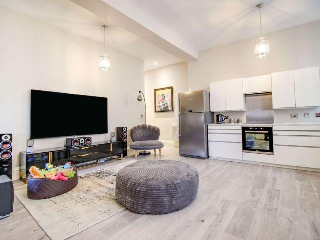 The Apartment at Sandridge Park House, Sandridge Park, Sandridge Common, Melksham, SN12