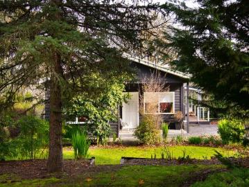 The Apple Tree Residence Entertain in Style, Relax in Comfort