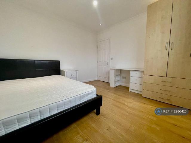 The Approach, Acton, W3 3 bed flat to rent £2,400 pcm £554 pw