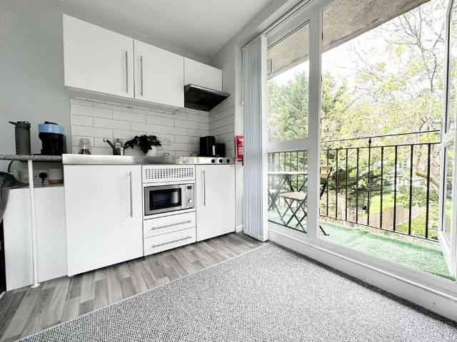 The Approach, Orpington, BR6 Studio to rent £1,050 pcm £242 pw