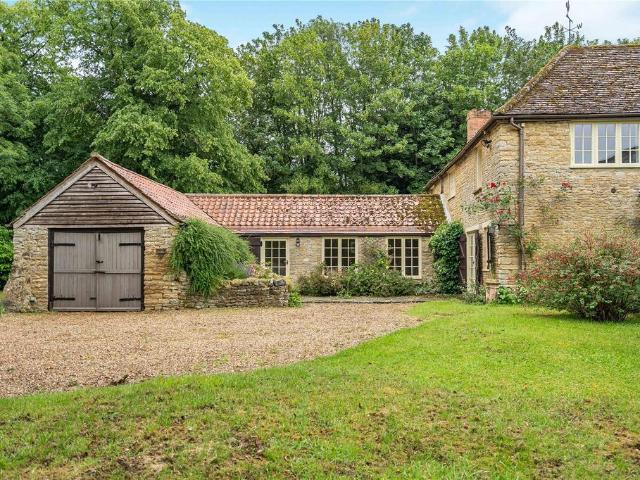 The Avenue, Bletsoe, Bedford. 4 bed cottage to rent £3,250 pcm £750 pw