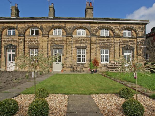 The Avenue, Harewood, LS17 2 bed terraced house to rent £1,250 pcm £288 pw