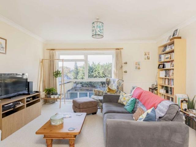 The Avenue, KT5, London