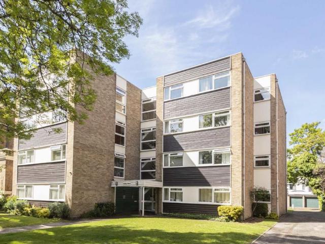 The Avenue, Surbiton KT5 2 bed flat to rent £1,895 pcm £437 pw