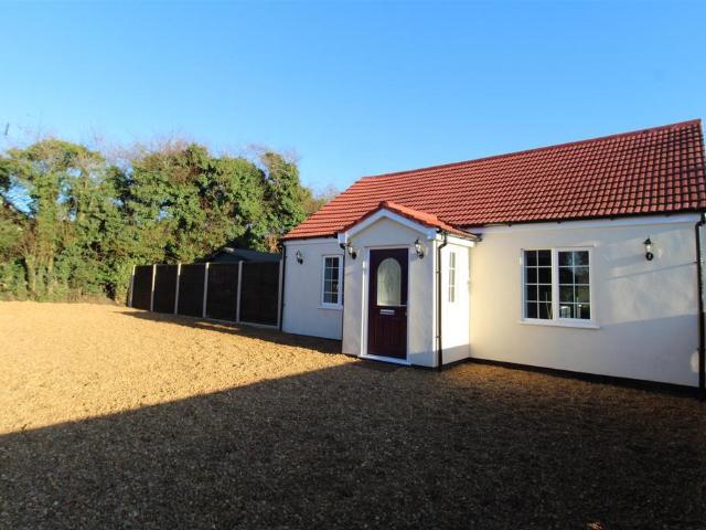 The Avenue, Thetford IP26 4 bed detached bungalow to rent £2,150 pcm £496 pw
