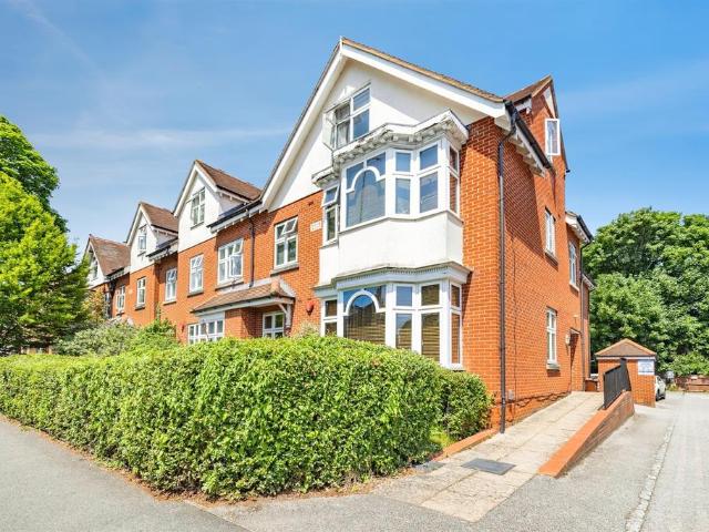 The Avenue, WATFORD, WD17 2 bed apartment to rent £1,650 pcm £381 pw
