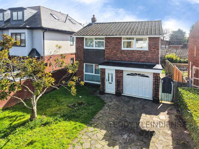 The Avenue, Worcester Park KT4 4 bed detached house to rent £2,850 pcm £658 pw