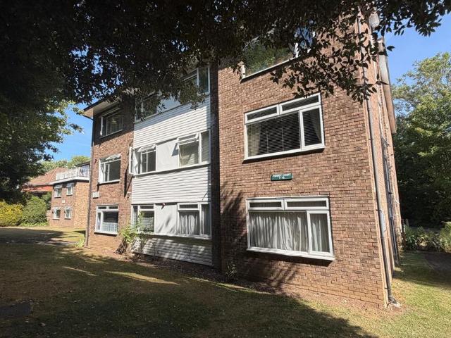 The Avenue, Worcester Park KT4, 2 bed flat to rent, £1,850 pcm | PrimeLocation