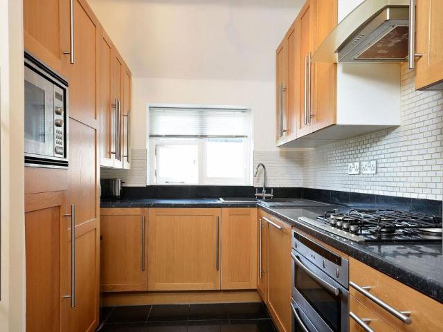 The Avenue, Worcester Park, KT4 2 bed flat to rent £2,000 pcm £462 pw