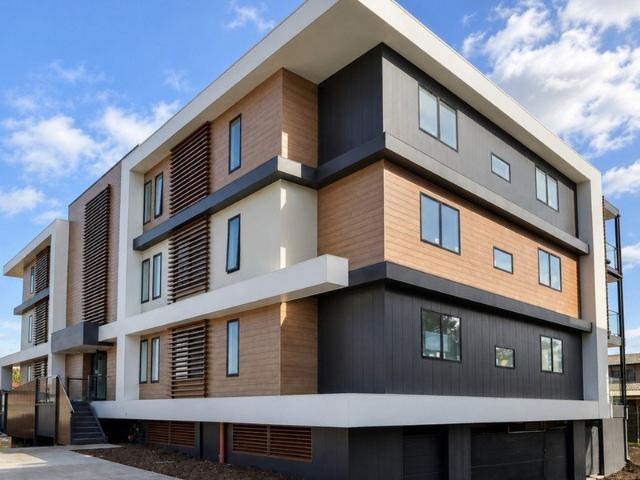 THE BOTANIC 2 BR, 2 BATH, 2 CAR, TOP FLOOR