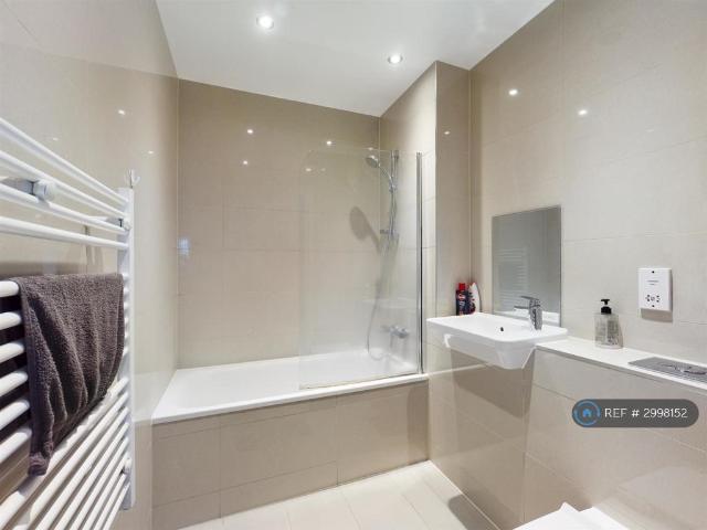 The Boulevard, Crawley, RH10 2 bed flat to rent £1,700 pcm £392 pw