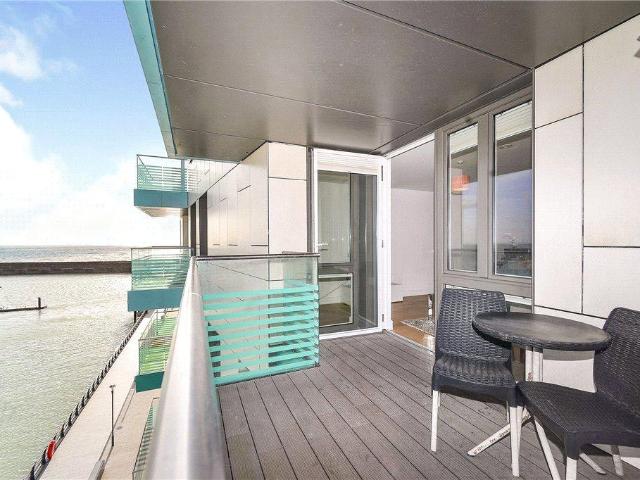 The Boardwalk, Brighton Marina. House to rent £1,900 pcm £438 pw