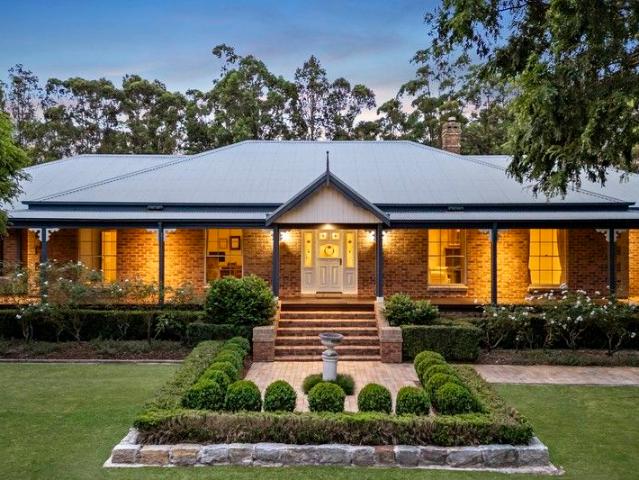 'The Bath House' A Legendary Estate of Beauty, Privacy and Provenance