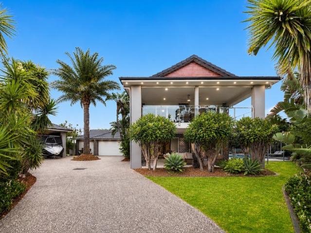 THE BAYSIDE'S FINEST SPRAWLING MASTERBUILT HOME 1130m2 BLOCK POOL
