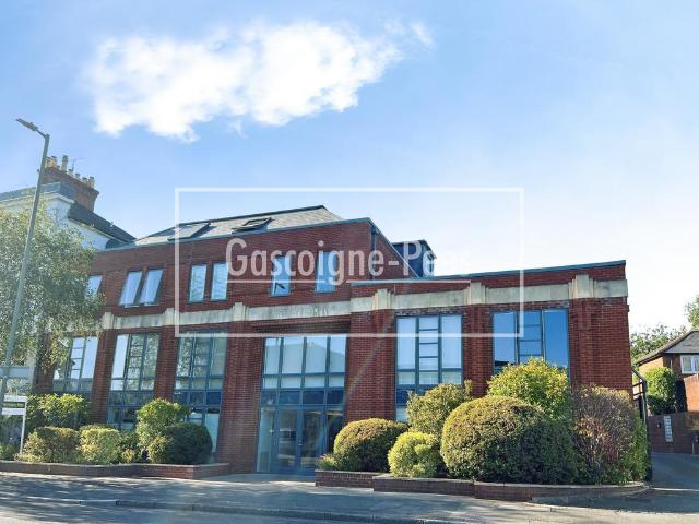 The Barbican, Farnham, GU9 2 bed flat to rent £1,600 pcm £369 pw