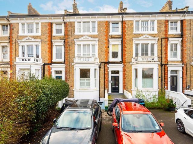The Barons, St Margarets, Twickenham TW1, 1 bed flat to rent, £4,000 pcm | PrimeLocation