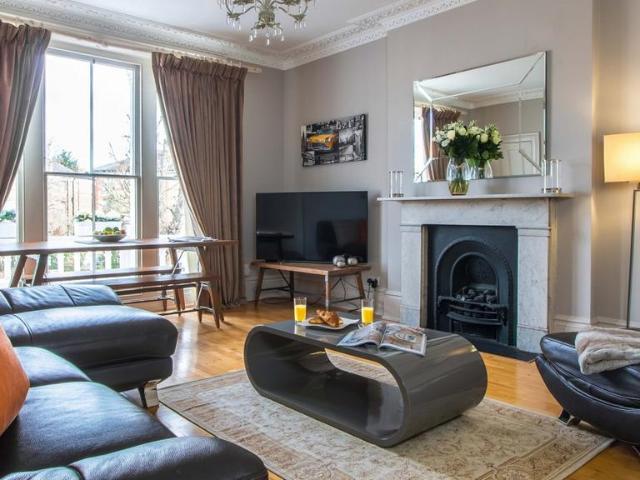 The Barons Twickenham TW1 1 bed apartment to rent £4,000 pcm £923 pw