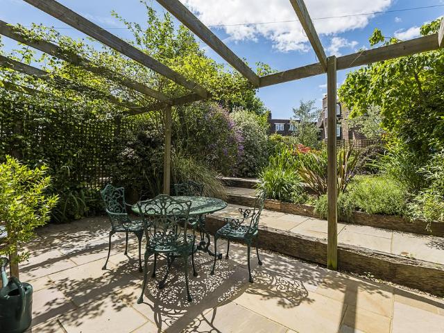 The Barons, Twickenham, TW1 2 bed maisonette to rent £2,750 pcm £635 pw